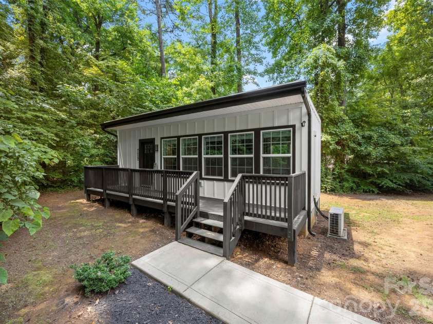 7117 Sugar Creek Road, Charlotte, NC 28269.  MLS# CAR4394775, YatesRealty ID 31717. 