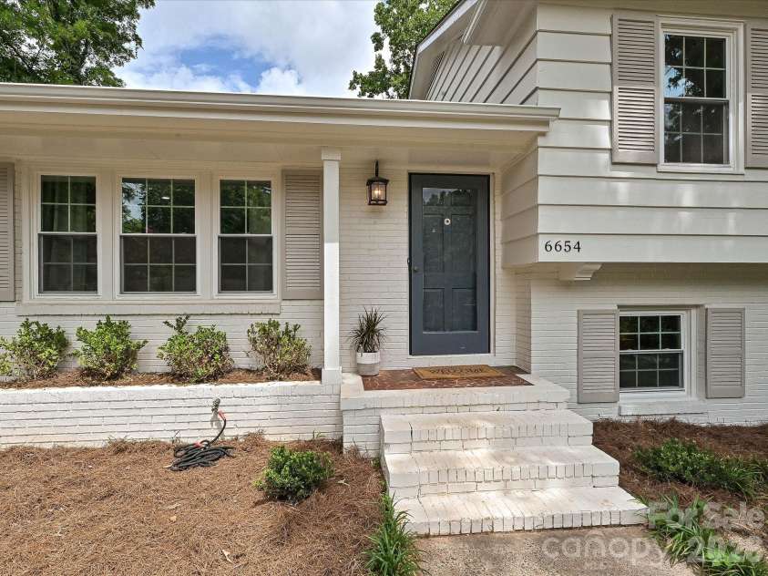 6654 Brookcrest Drive, Charlotte, NC 28210.  MLS# CAR4395296, YatesRealty ID 31719. 