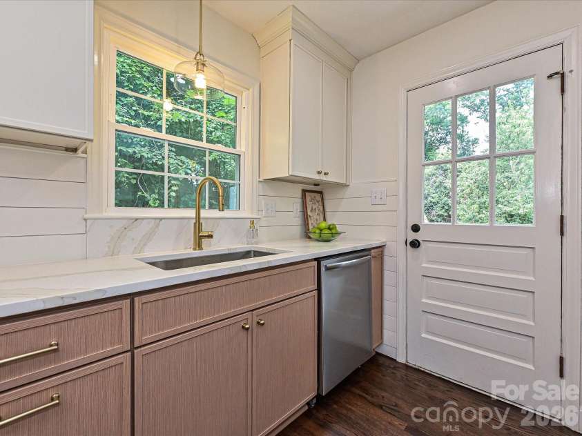 6654 Brookcrest Drive, Charlotte, NC 28210.  MLS# CAR4395296, YatesRealty ID 31719. 