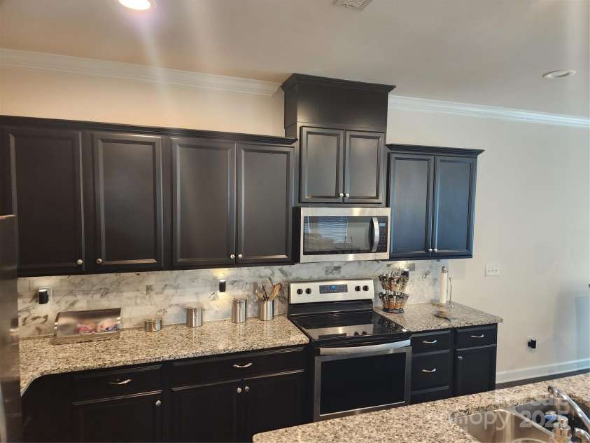 9341 Glenburn Lane, Charlotte, NC 28278.  MLS# CAR4291350, YatesRealty ID 31721. 