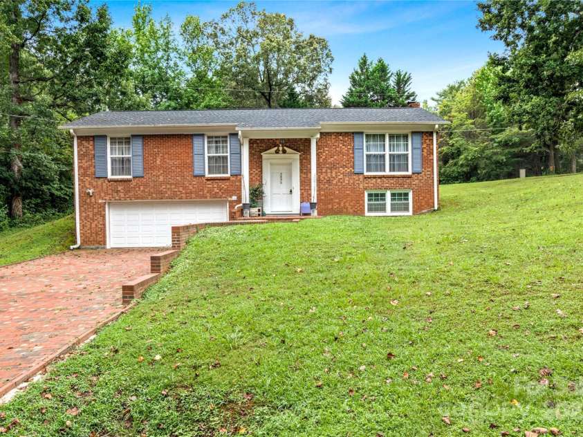 3890 Whitehaven Road, Winston Salem, NC 27106.  MLS# CAR4288620, YatesRealty ID 31722. 