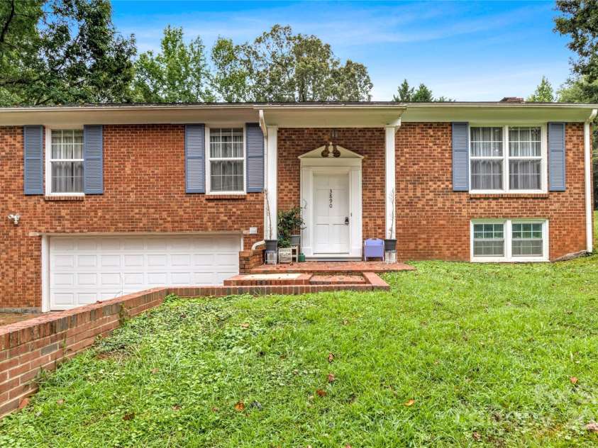3890 Whitehaven Road, Winston Salem, NC 27106.  MLS# CAR4288620, YatesRealty ID 31722. 