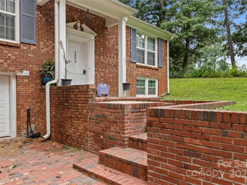 3890 Whitehaven Road, Winston Salem, NC 27106.  MLS# CAR4288620, YatesRealty ID 31722. 