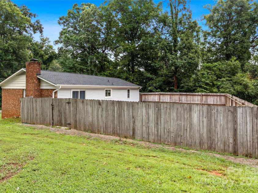 3890 Whitehaven Road, Winston Salem, NC 27106.  MLS# CAR4288620, YatesRealty ID 31722. 