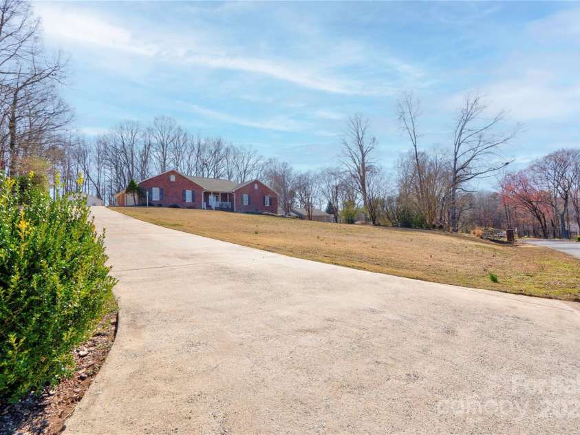 11 Heritage Lane, Shelby, NC 28150.  MLS# CAR4231275, YatesRealty ID 3173. Driveway