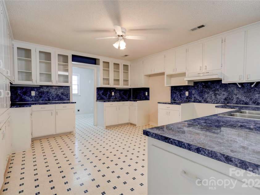 11 Heritage Lane, Shelby, NC 28150.  MLS# CAR4231275, YatesRealty ID 3173. Kitchen