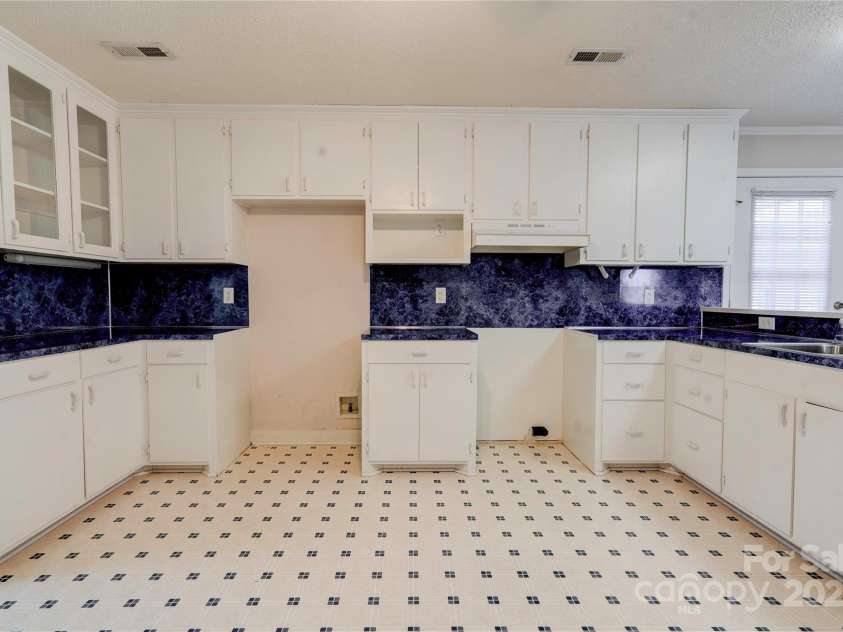 11 Heritage Lane, Shelby, NC 28150.  MLS# CAR4231275, YatesRealty ID 3173. Kitchen