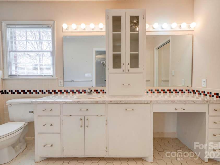 11 Heritage Lane, Shelby, NC 28150.  MLS# CAR4231275, YatesRealty ID 3173. Primary Bath