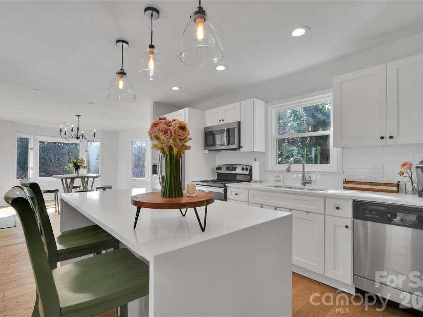 301 Hillandale Drive, Charlotte, NC 28270.  MLS# CAR4363145, YatesRealty ID 31730. 