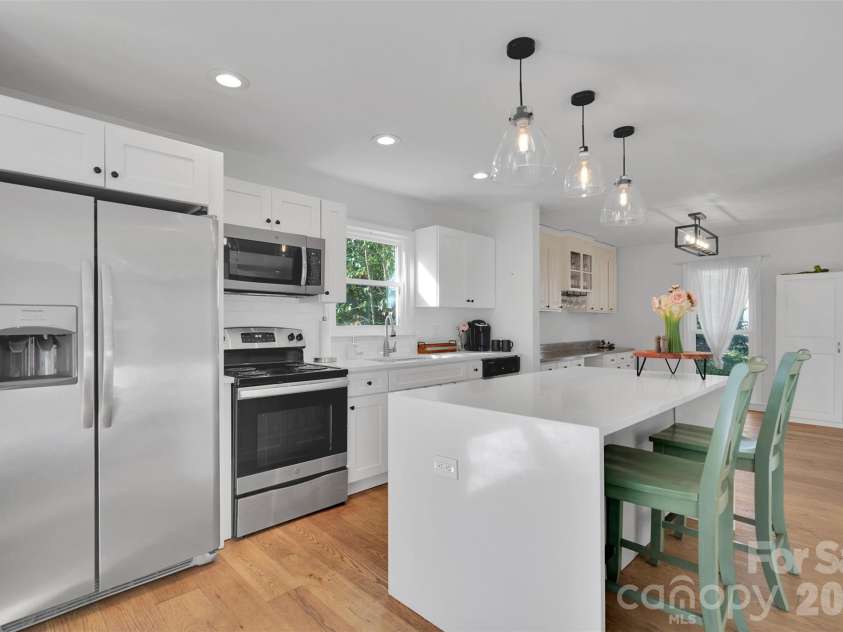 301 Hillandale Drive, Charlotte, NC 28270.  MLS# CAR4363145, YatesRealty ID 31730. 