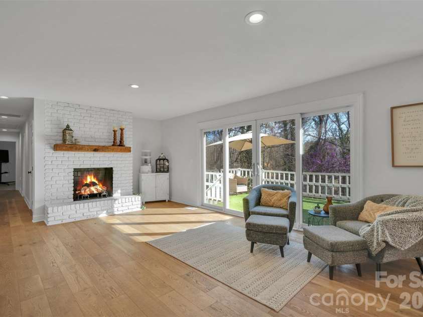 301 Hillandale Drive, Charlotte, NC 28270.  MLS# CAR4363145, YatesRealty ID 31730. 