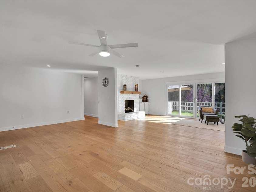 301 Hillandale Drive, Charlotte, NC 28270.  MLS# CAR4363145, YatesRealty ID 31730. 