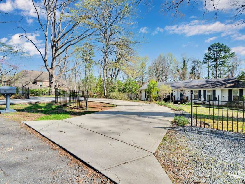301 Hillandale Drive, Charlotte, NC 28270.  MLS# CAR4363145, YatesRealty ID 31730. Circle Driveway recently installed