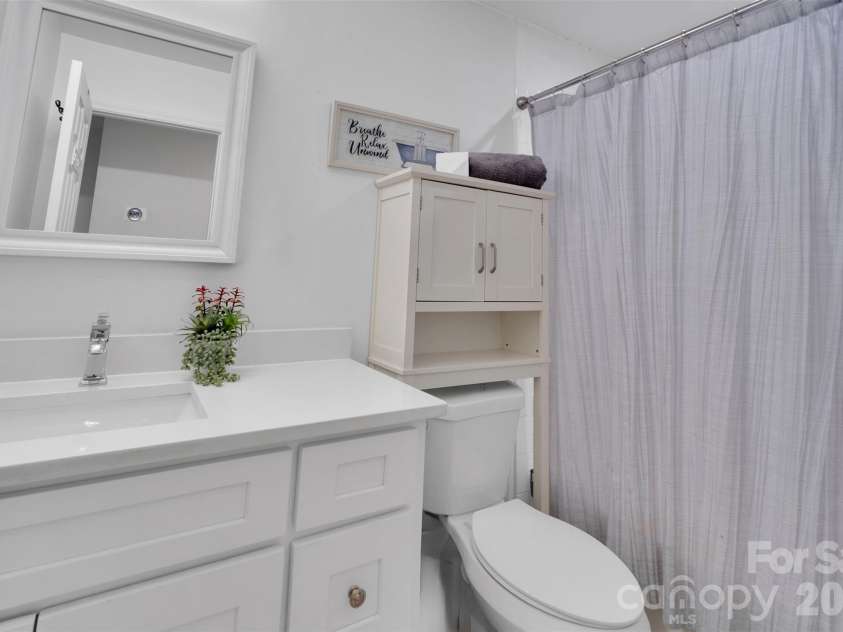 301 Hillandale Drive, Charlotte, NC 28270.  MLS# CAR4363145, YatesRealty ID 31730. Hall Bath