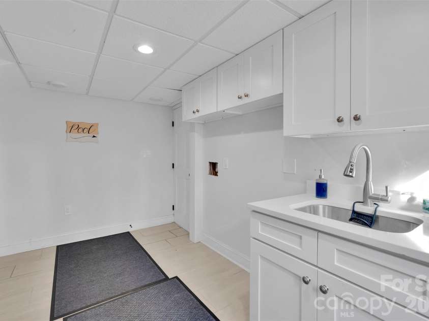 301 Hillandale Drive, Charlotte, NC 28270.  MLS# CAR4363145, YatesRealty ID 31730. Partial Kitchenette