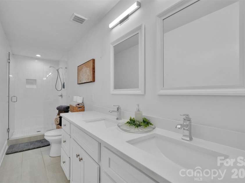 301 Hillandale Drive, Charlotte, NC 28270.  MLS# CAR4363145, YatesRealty ID 31730. Primary Bath