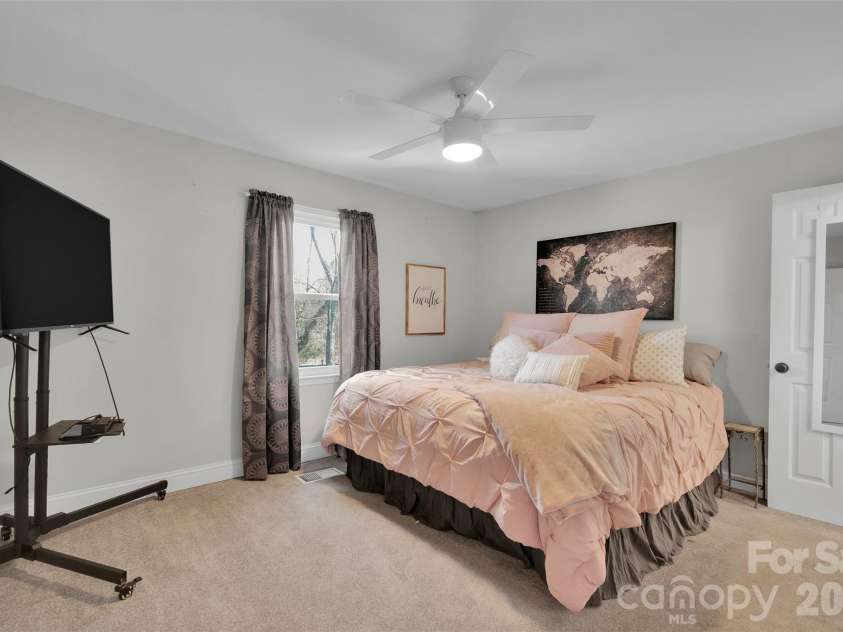 301 Hillandale Drive, Charlotte, NC 28270.  MLS# CAR4363145, YatesRealty ID 31730. Primary Bed