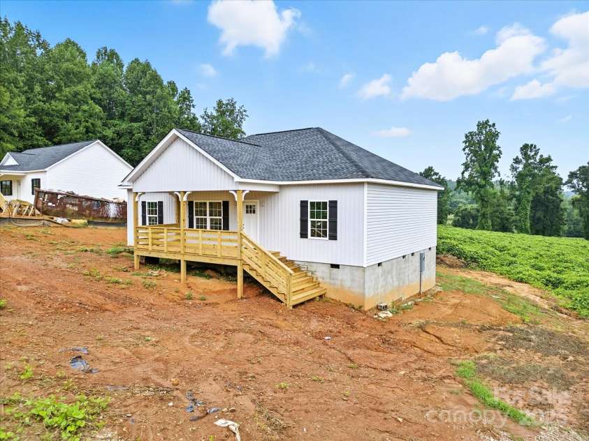 1427 Blackbird Drive, Clover, SC 29710.  MLS# CAR4291760, YatesRealty ID 31732. 