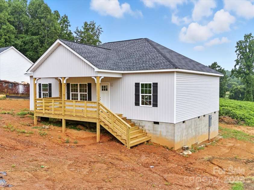 1427 Blackbird Drive, Clover, SC 29710.  MLS# CAR4291760, YatesRealty ID 31732. 