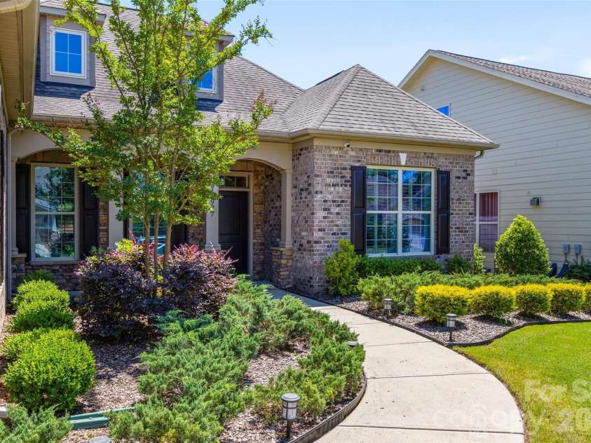 15927 Vale Ridge Drive, Charlotte, NC 28278.  MLS# CAR4374881, YatesRealty ID 31732. 