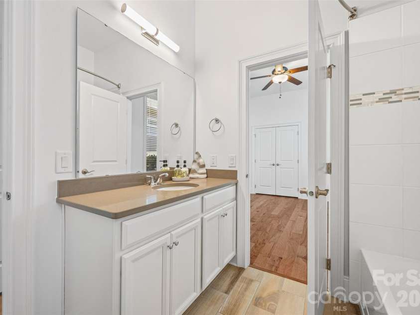 15927 Vale Ridge Drive, Charlotte, NC 28278.  MLS# CAR4374881, YatesRealty ID 31732. 