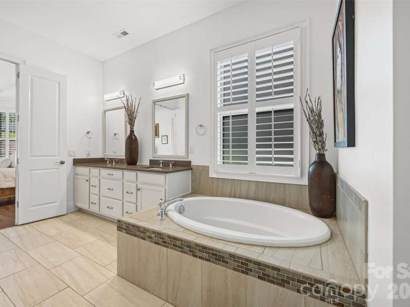 15927 Vale Ridge Drive, Charlotte, NC 28278.  MLS# CAR4374881, YatesRealty ID 31732. 