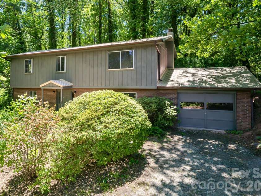 1 Beaverdam Knoll Road, Asheville, NC 28804.  MLS# CAR4382855, YatesRealty ID 31734. 
