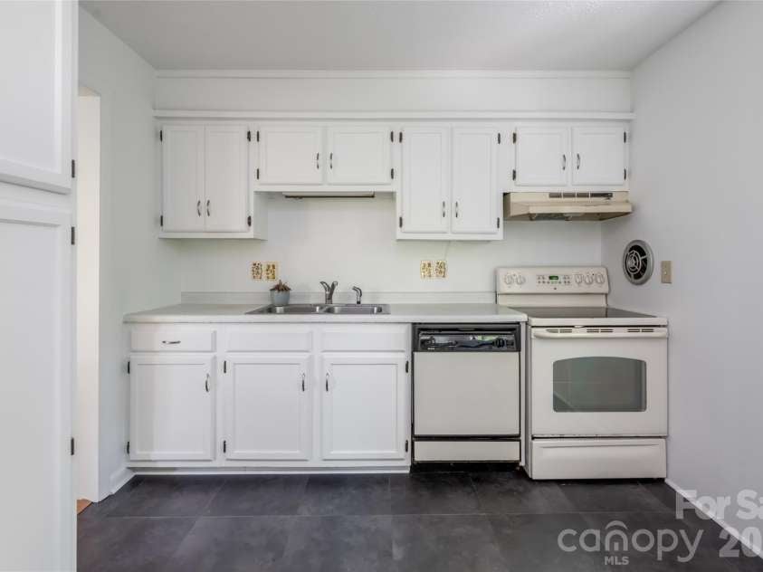 1 Beaverdam Knoll Road, Asheville, NC 28804.  MLS# CAR4382855, YatesRealty ID 31734. 