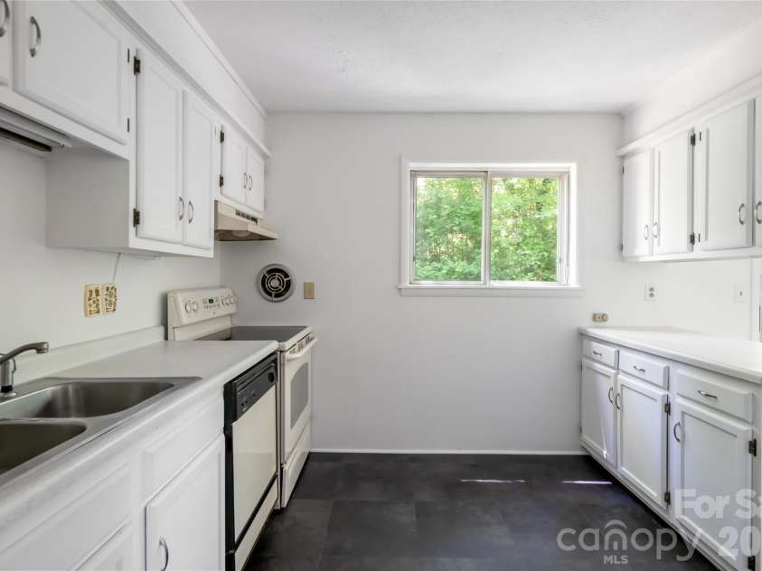 1 Beaverdam Knoll Road, Asheville, NC 28804.  MLS# CAR4382855, YatesRealty ID 31734. 