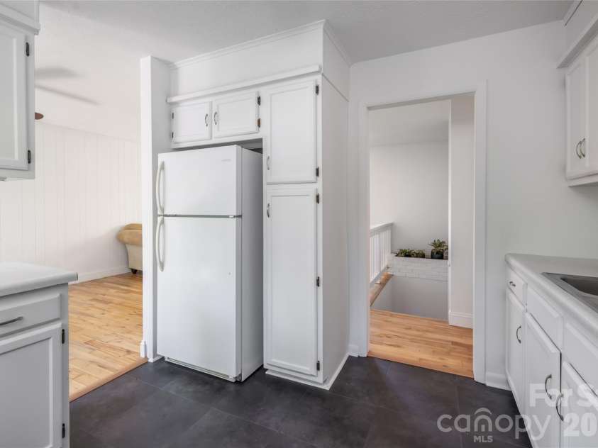 1 Beaverdam Knoll Road, Asheville, NC 28804.  MLS# CAR4382855, YatesRealty ID 31734. 