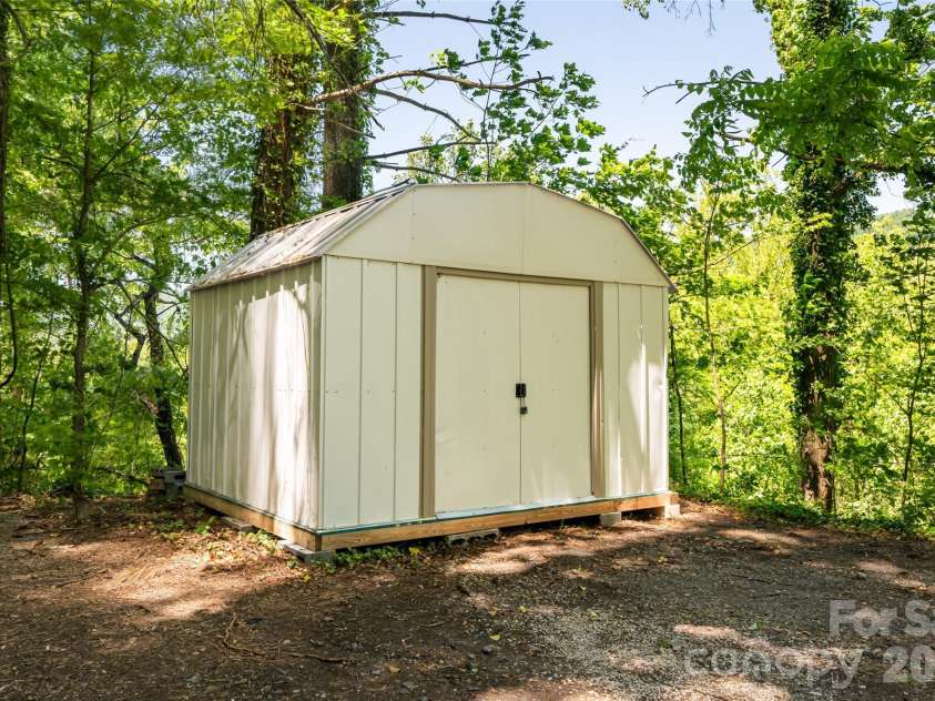 1 Beaverdam Knoll Road, Asheville, NC 28804.  MLS# CAR4382855, YatesRealty ID 31734. 