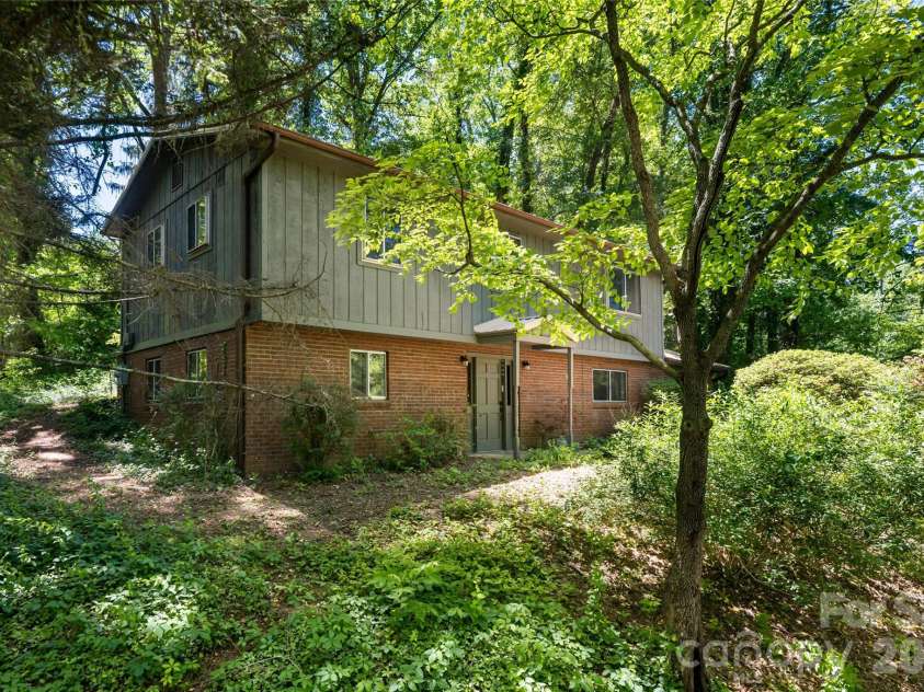 1 Beaverdam Knoll Road, Asheville, NC 28804.  MLS# CAR4382855, YatesRealty ID 31734. 