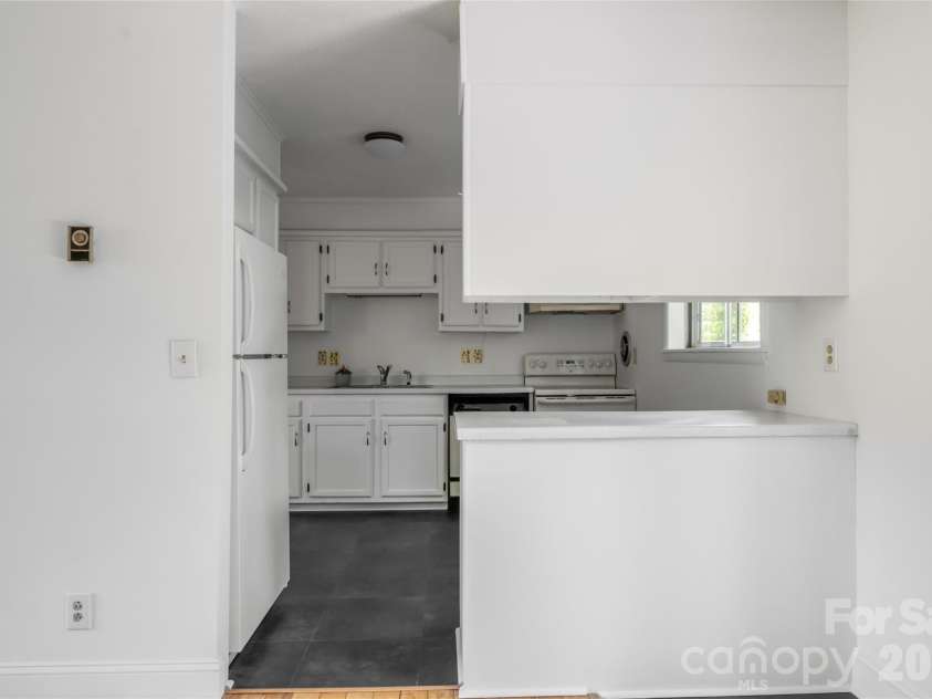 1 Beaverdam Knoll Road, Asheville, NC 28804.  MLS# CAR4382855, YatesRealty ID 31734. Kitchen