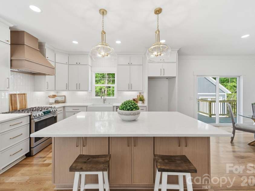 316 Anne Avenue, Waxhaw, NC 28173.  MLS# CAR4382229, YatesRealty ID 31738. The pristine kitchen absolutely stuns