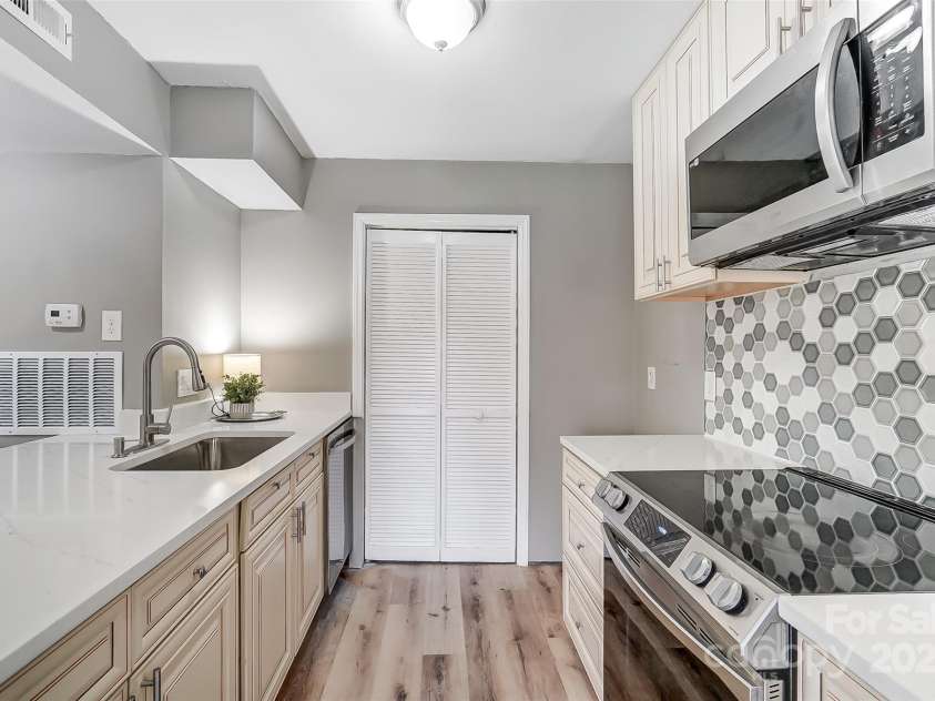 11039 Harrowfield Road, Charlotte, NC 28226.  MLS# CAR4291963, YatesRealty ID 31741. 