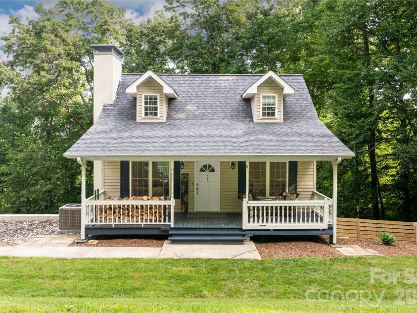 8 Coffey Place, Asheville, NC 28806.  MLS# CAR4382845, YatesRealty ID 31741. 