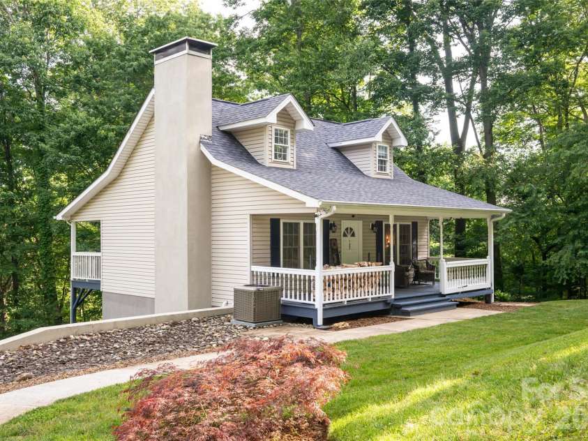 8 Coffey Place, Asheville, NC 28806.  MLS# CAR4382845, YatesRealty ID 31741. 