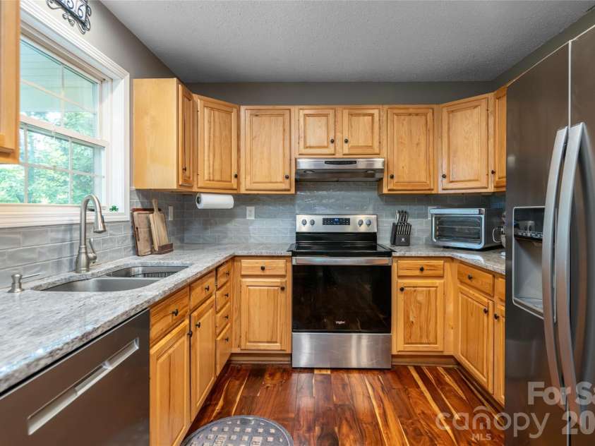 8 Coffey Place, Asheville, NC 28806.  MLS# CAR4382845, YatesRealty ID 31741. 