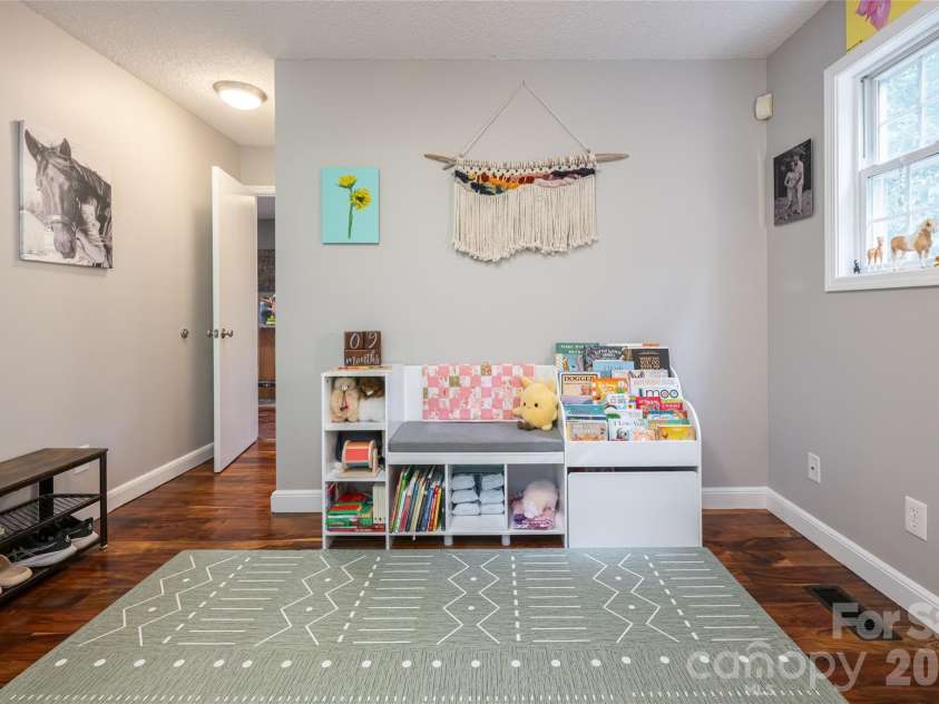 8 Coffey Place, Asheville, NC 28806.  MLS# CAR4382845, YatesRealty ID 31741. 
