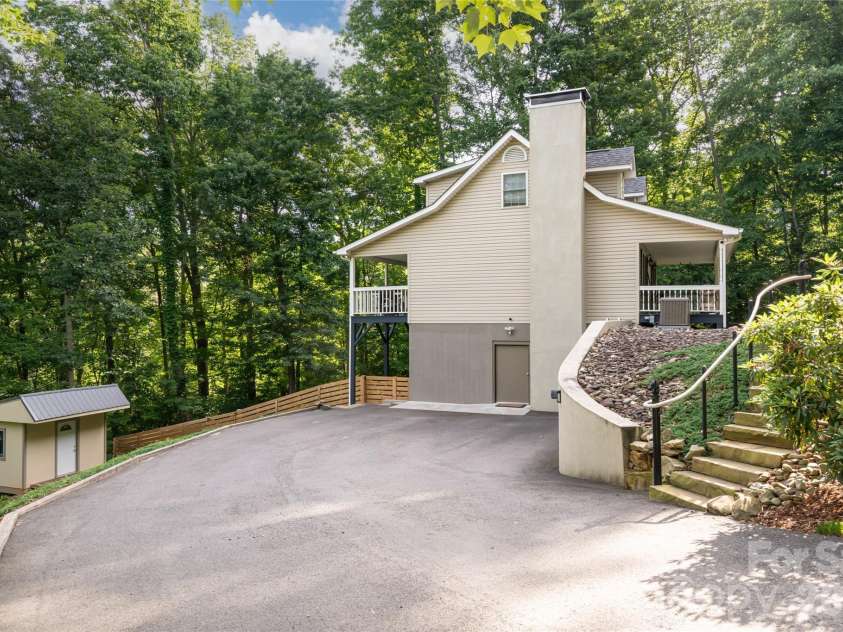 8 Coffey Place, Asheville, NC 28806.  MLS# CAR4382845, YatesRealty ID 31741. 