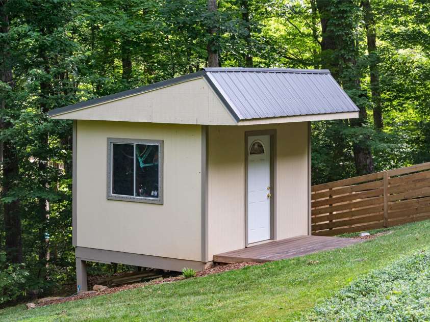 8 Coffey Place, Asheville, NC 28806.  MLS# CAR4382845, YatesRealty ID 31741. 