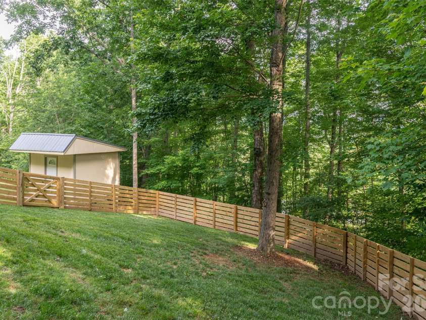 8 Coffey Place, Asheville, NC 28806.  MLS# CAR4382845, YatesRealty ID 31741. 