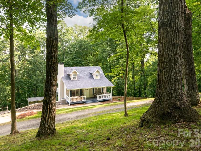 8 Coffey Place, Asheville, NC 28806.  MLS# CAR4382845, YatesRealty ID 31741. 