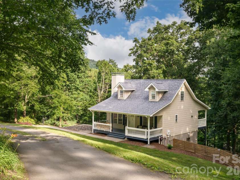 8 Coffey Place, Asheville, NC 28806.  MLS# CAR4382845, YatesRealty ID 31741. 