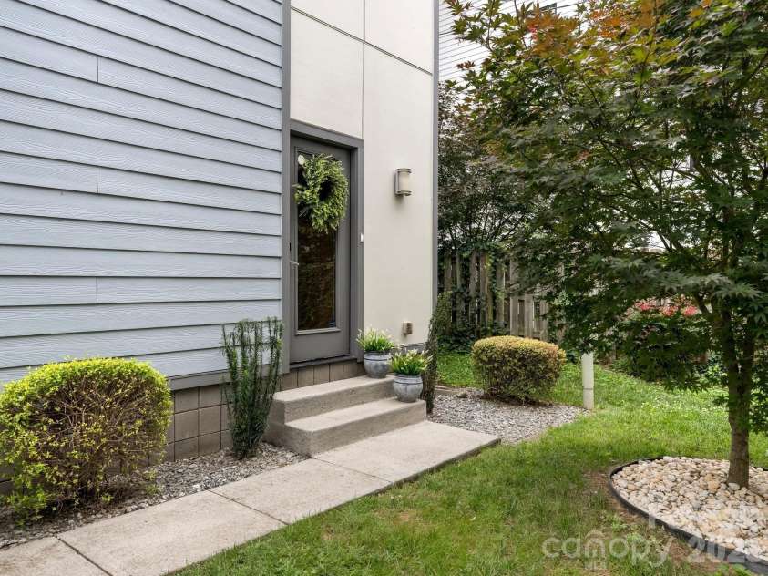 915 Westbrook Drive, Charlotte, NC 28202.  MLS# CAR4392218, YatesRealty ID 31743. 