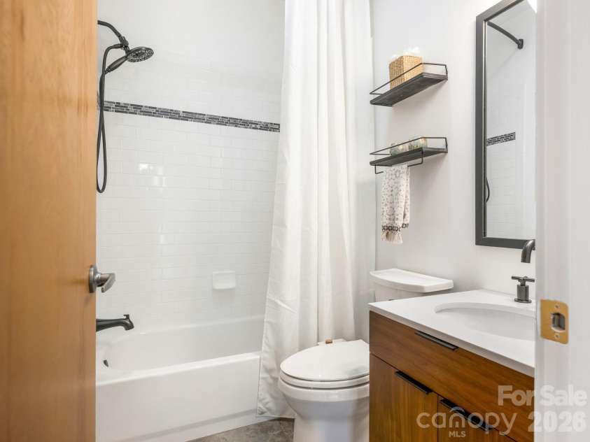 915 Westbrook Drive, Charlotte, NC 28202.  MLS# CAR4392218, YatesRealty ID 31743. 