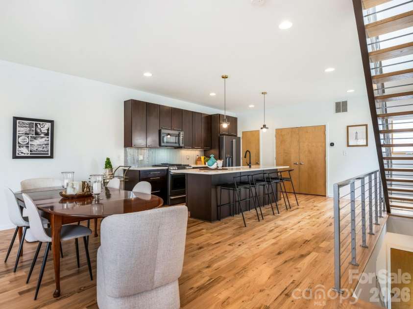 915 Westbrook Drive, Charlotte, NC 28202.  MLS# CAR4392218, YatesRealty ID 31743. 
