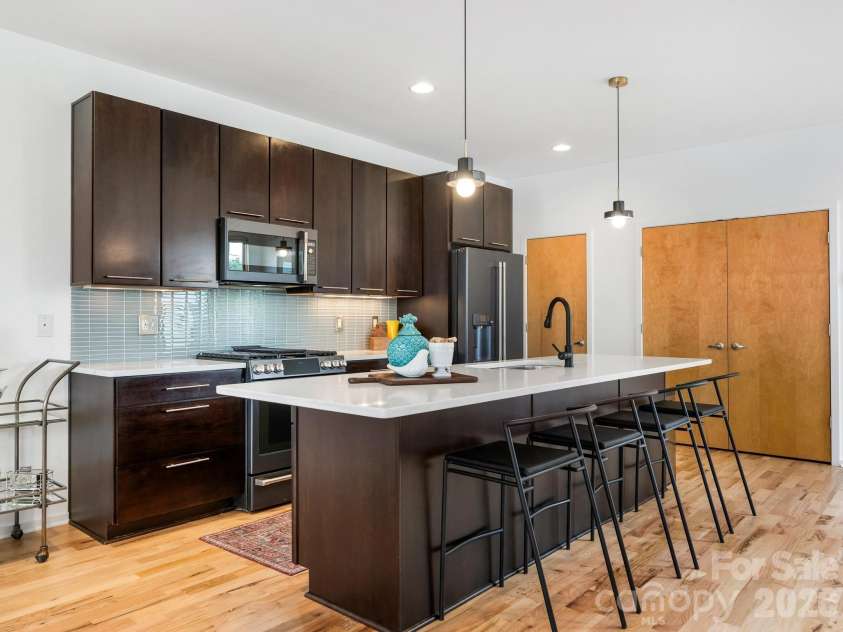 915 Westbrook Drive, Charlotte, NC 28202.  MLS# CAR4392218, YatesRealty ID 31743. 