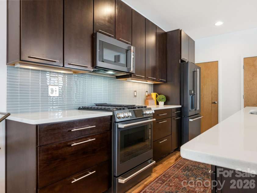 915 Westbrook Drive, Charlotte, NC 28202.  MLS# CAR4392218, YatesRealty ID 31743. 