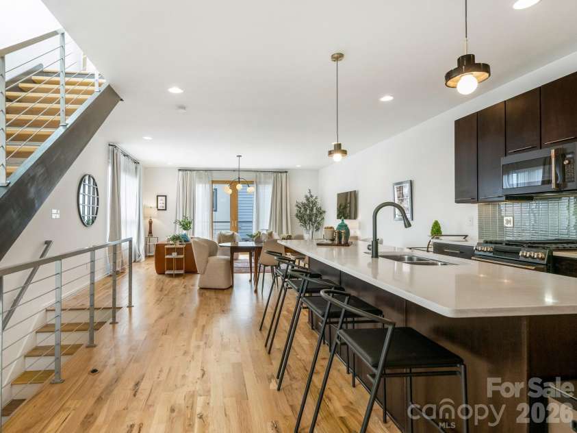 915 Westbrook Drive, Charlotte, NC 28202.  MLS# CAR4392218, YatesRealty ID 31743. 